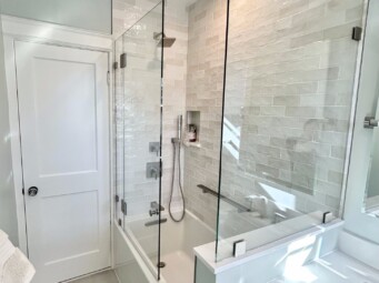 Operable Spray Panels on a Tub